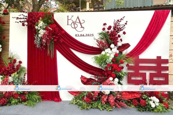 Backdrop đám cưới kết hợp hoa vải