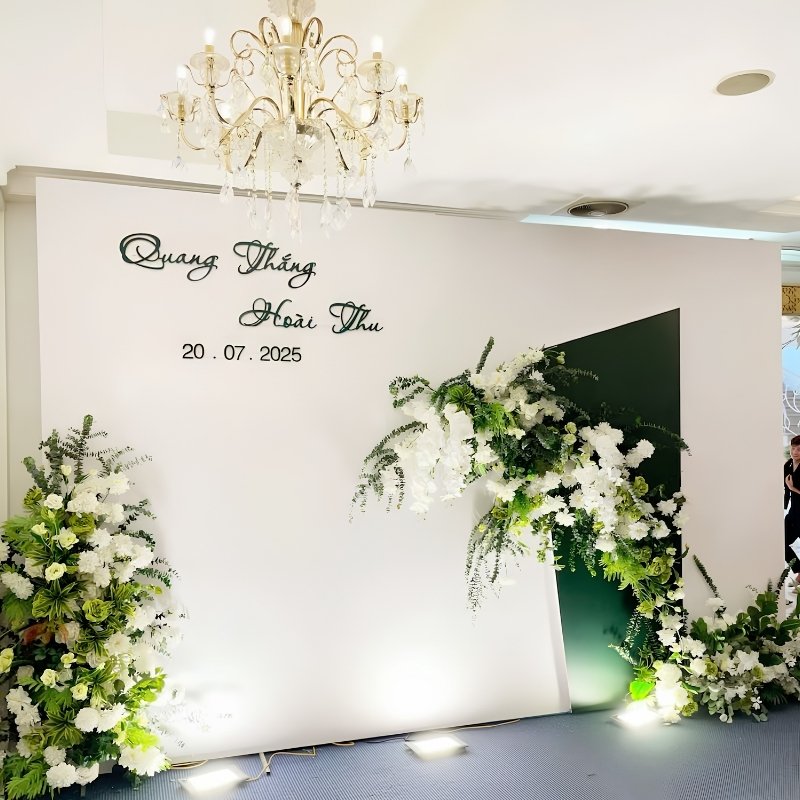 Backdrop đám cưới tối giản kết hợp hoa