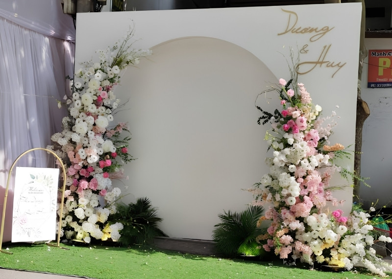 Backdrop hoa tươi kết hợp cùng hoa tươi