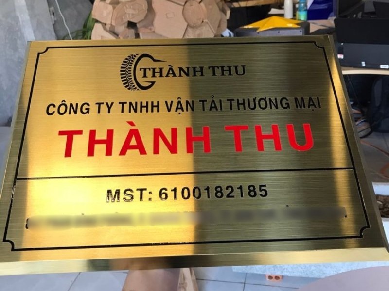 Bảng hiệu công ty bằng inox ăn mòn