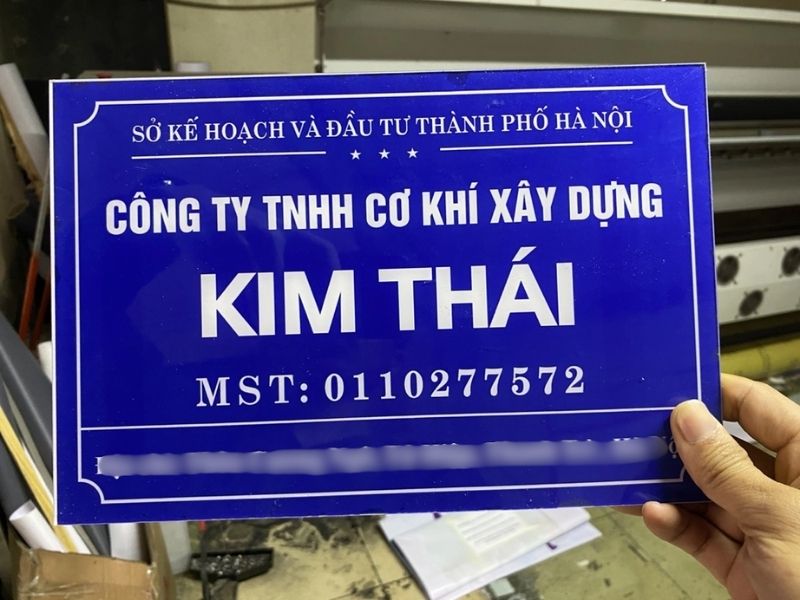 Bảng hiệu công ty bằng mica