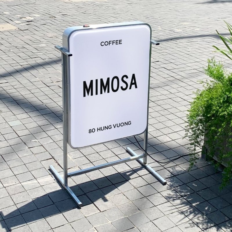 Bảng hiệu đứng mica khung sắt