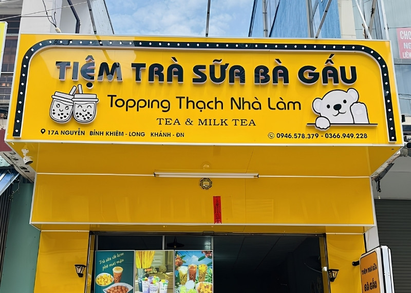 Bảng hiệu quán trà sữa Bà Gấu