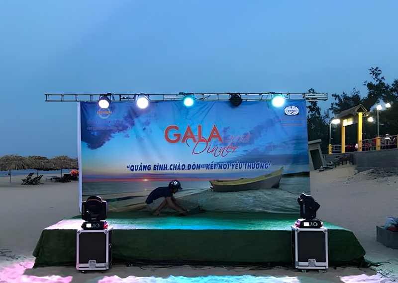 Mẫu backdrop gala dinner du lịch biển