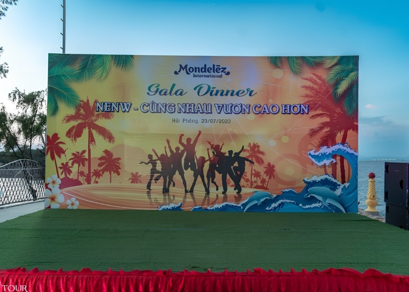 Mẫu backdrop Gala Dinner du lịch ngoài trời