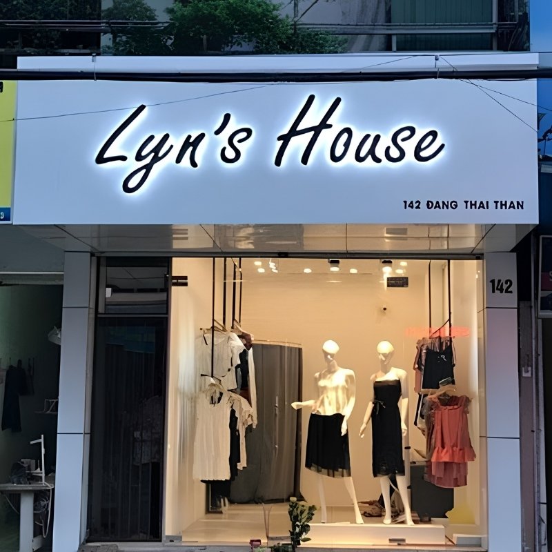 Bảng hiệu quần áo Lyn's House