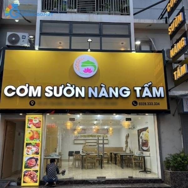 Bảng hiệu cơm tấm chữ mica nên alu