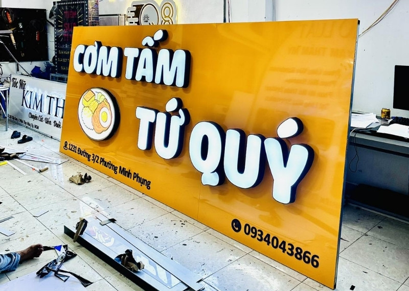 Bảng hiệu cơm tấm Phú Quý
