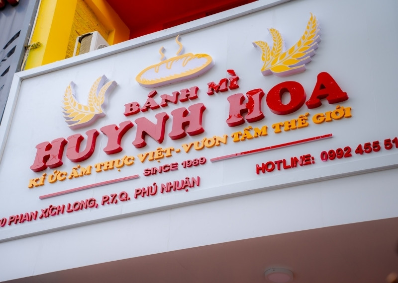 Bảng hiệu bánh mì Huynh Hoa