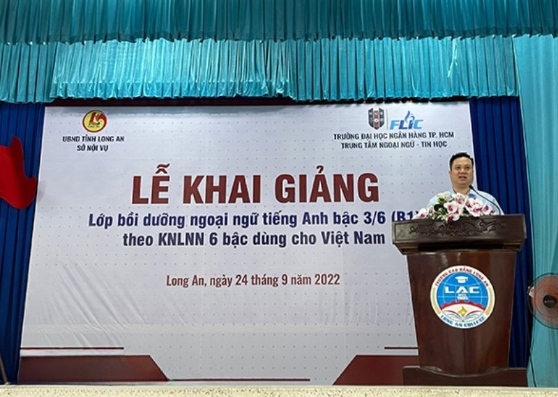 Backdrop khai giảng trường địa học ngân hàng