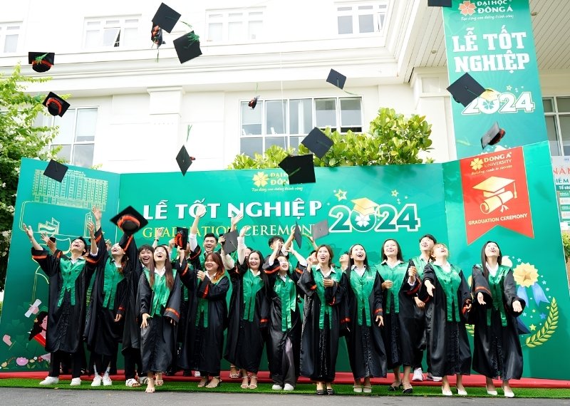 Backdrop lễ tốt nghiệp trường Đại Học Đông Á