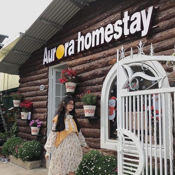 Bảng hiệu Aurora homestay
