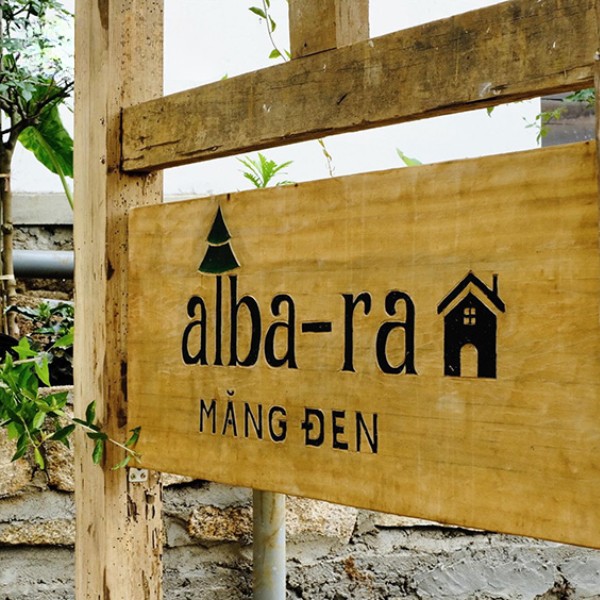 Bảng hiệu homestay Alba-ra