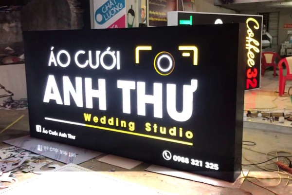 Bảng hiệu áo cưới mica đèn LED