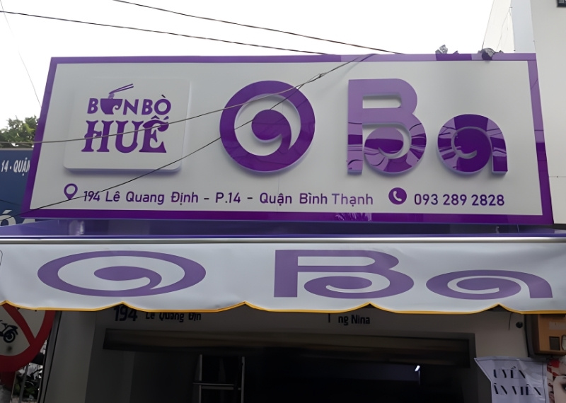 Bảng hiệu bún bò Huế O Ba