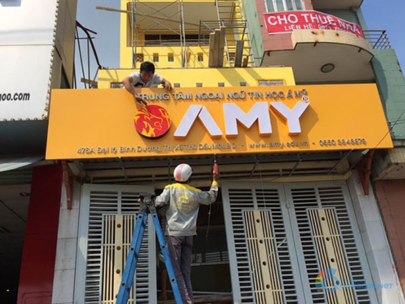 Bảng hiệu trung tâm ngoại ngữ Alu