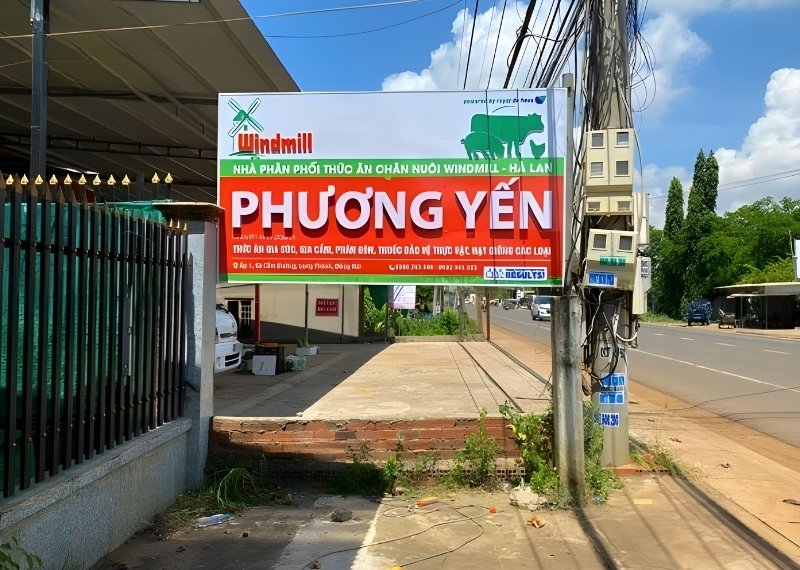 bảng hiệu phân phối thức ăn chăn nuôi Phương Yến