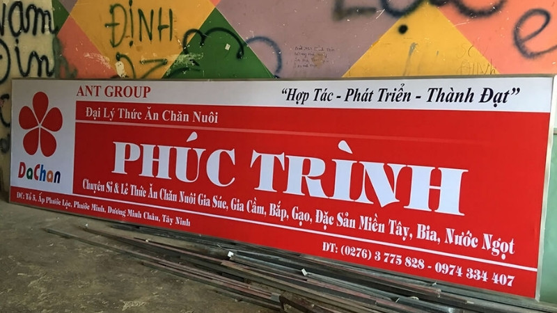 Bảng hiệu thức ăn chăn nuôi Phúc Trình