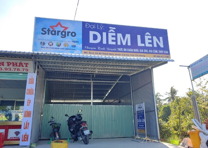 Bảng hiệu thức ăn gia súc Diễm Lên