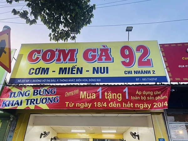 bảng hiệu cơm gà xối mỡ