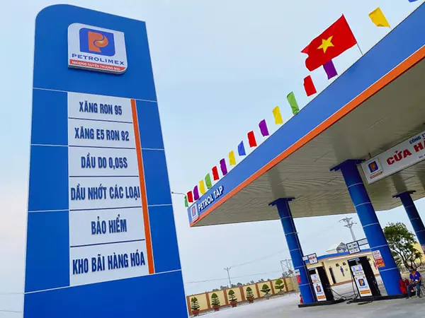 bảng hiệu đứng cây xăng