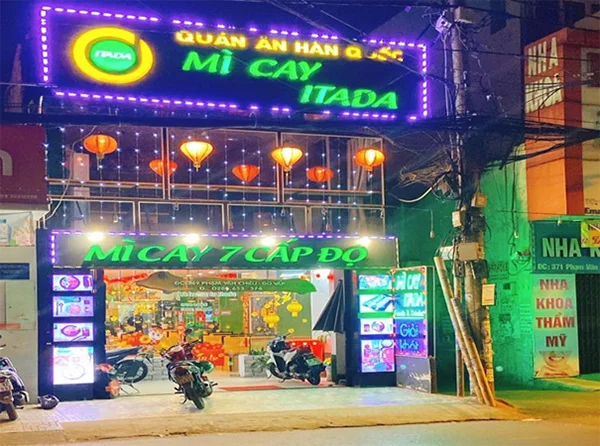 bảng hiệu tiệm mì cay