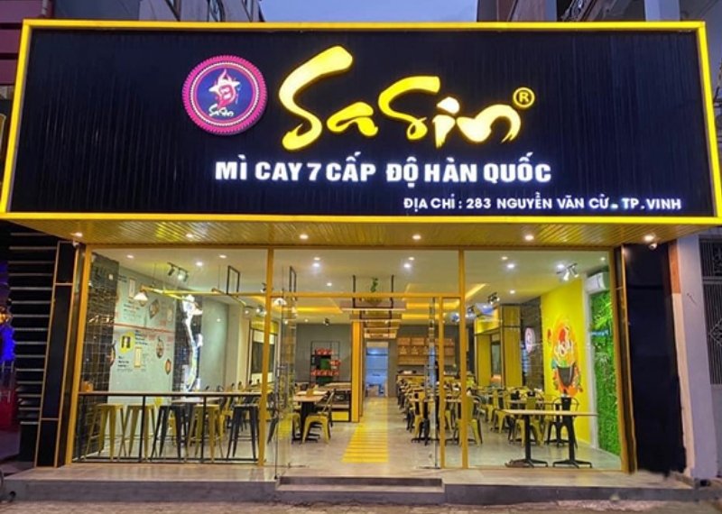 Bảng hiệu mì cay sasin