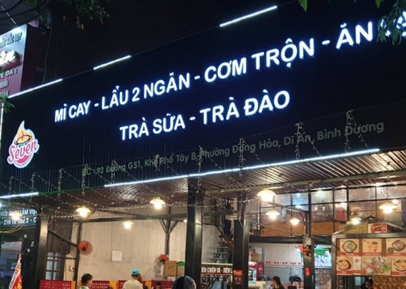 Bảng hiệu mì cay Seven