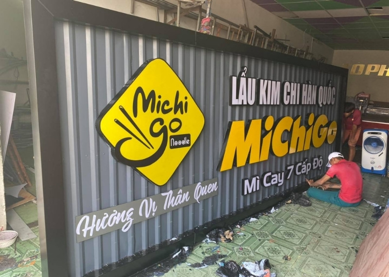 Bảng hiệu mì cay tôn sóng