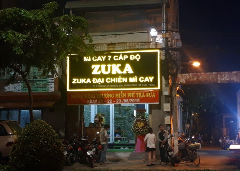 Bảng hiệu mì cay Zuka