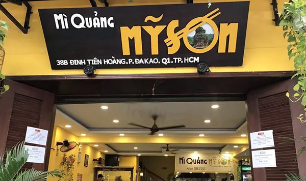 bảng hiệu mì quảng