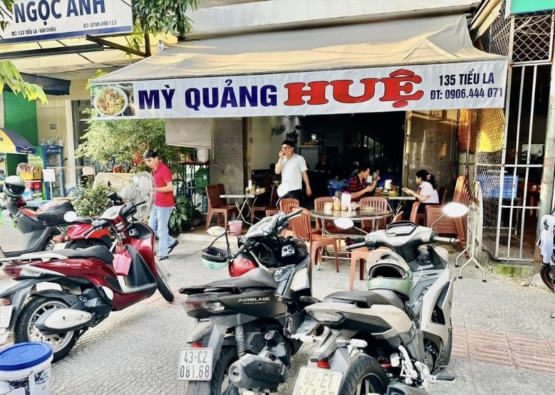 Bảng hiệu mì quảng Huệ