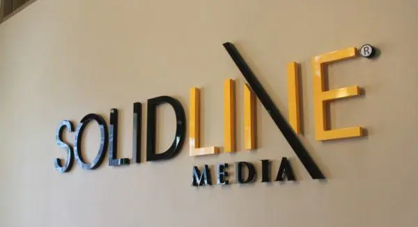 chữ nổi mica dán tường