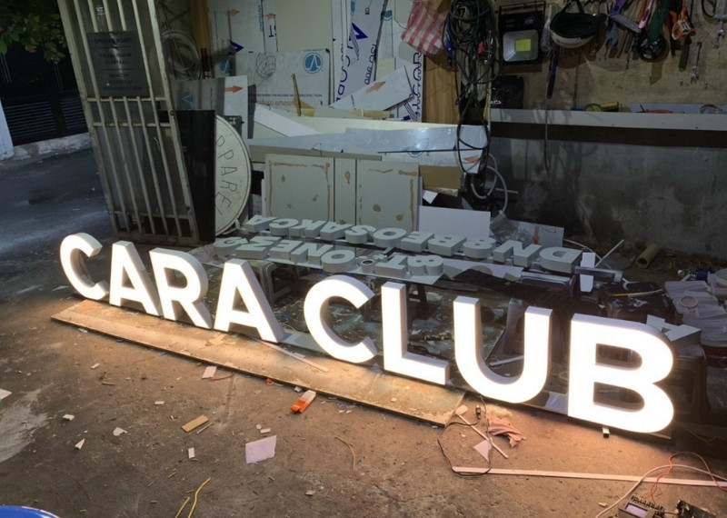 Chữ nổi Mica gắn LED Cara Club
