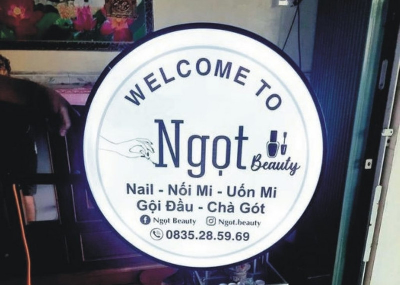 Hộp đèn mica hút nổi beauty