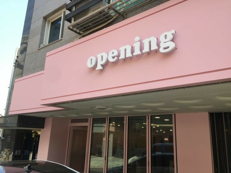 Bảng hiệu hồng kết hợp trắng