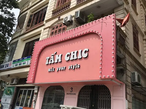 bảng hiệu màu hồng