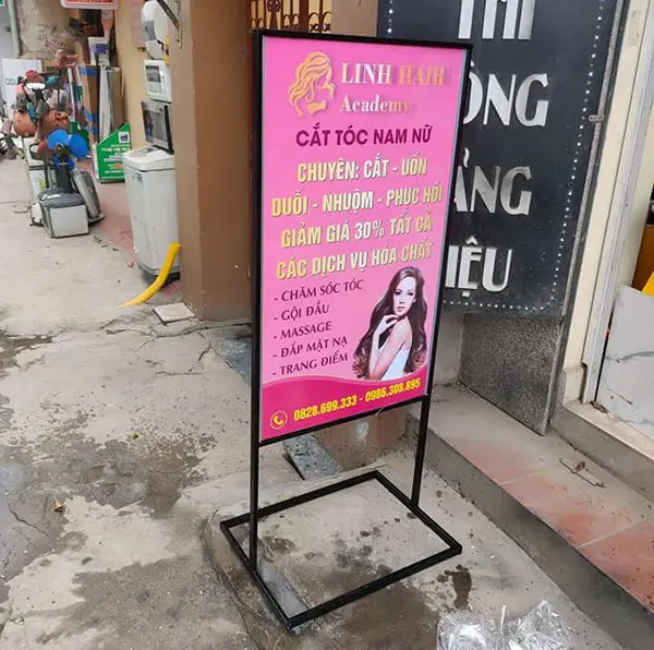 bảng hiệu màu hồng