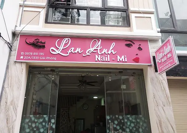 bảng hiệu màu hồng
