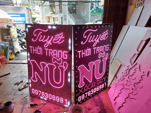 bảng hiệu màu hồng
