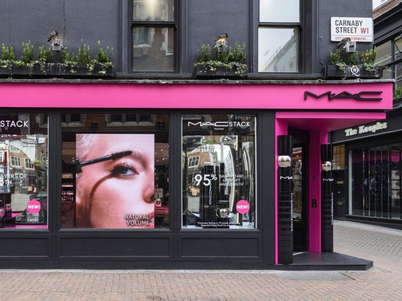 Bảng hiệu màu hồng MAC Stack