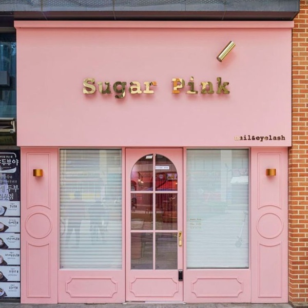 Bảng hiệu hồng phối màu vàng gương