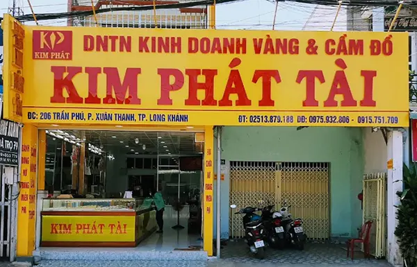 bảng hiệu nền vàng chữ đỏ
