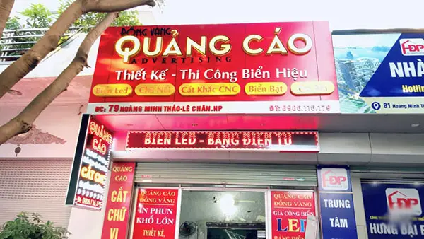 bảng hiệu nền vàng chữ đỏ