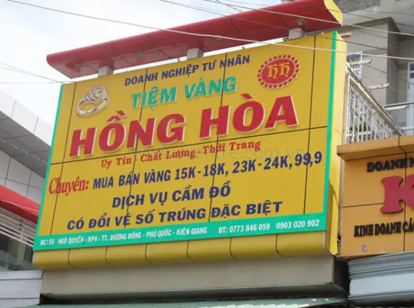 bảng hiệu nền vàng chữ đỏ