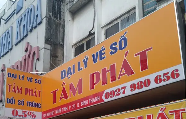 bảng hiệu nền vàng chữ đỏ