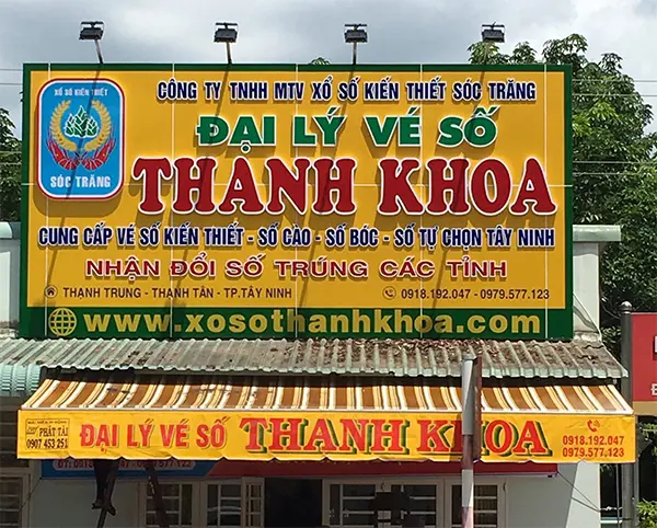 bảng hiệu nền vàng chữ đỏ