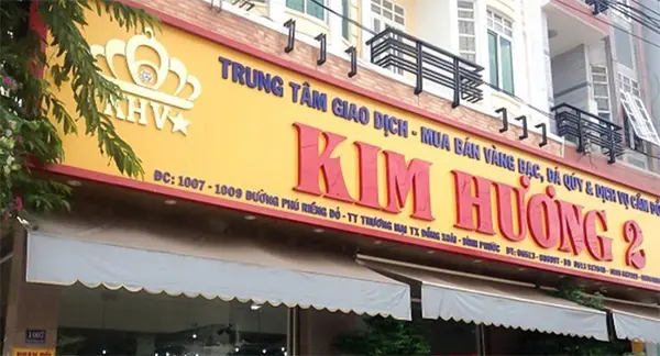 bảng hiệu nền vàng chữ đỏ