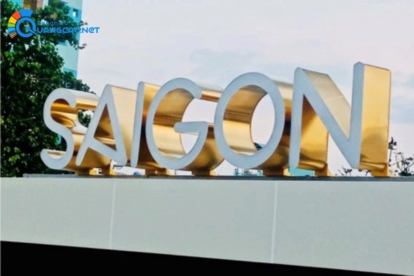 Bảng hiệu quảng cáo chữ mica viền inox