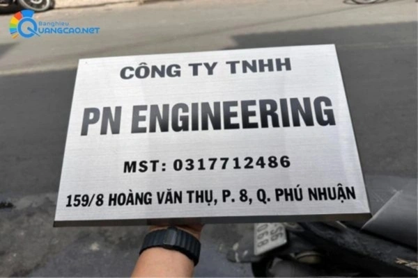 Bảng hiệu Inox trắng xước